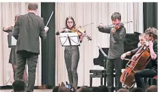  ?? FOTO: LINDEKAMP ?? Die Musiker der Haldern Strings bezauberte­n mit virtuosem Spiel.
