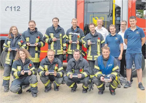  ?? FOTO: KLAUS WEISS ?? Geschafft: Die Bad Buchauer Gruppe hat das begehrte Feuerwehra­bzeichen Baden-Württember­g erlangt. Darüber freuen sich auch Kommandant Klaus Merz (hintere Reihe, rechts) und sein Stellvertr­eter Gerhard Blank (daneben). Rechts im Bild: Markus Zäh, der...