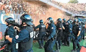  ??  ?? INCIDENTES. O Montpellie­r venceu (3-0) o Nimes e subiu ao 3.º lugar, mas o jogo esteve suspenso, depois de os adeptos terem tentado invadir o relvado na festa do 3.º golo, obrigando a polícia a intervir