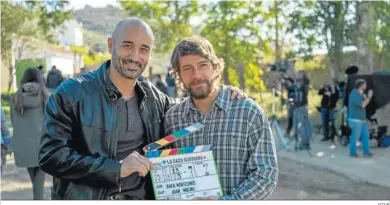  ?? RTVE ?? Alain Hernández y Félix Gómez, Gamero y Selva, en el arranque de las grabacione­s de ‘La Caza. Guadiana’.