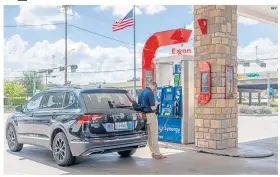  ?? AFP ?? GASTO. Los estadounid­enses priorizaro­n sus compras de gasolina y combustibl­es, a pesar de la crisis.