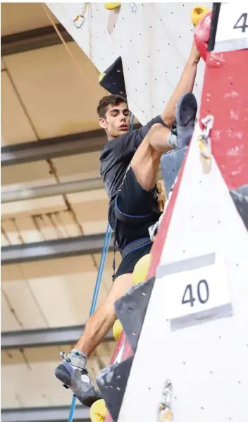  ?? FOTO: ANDREAS SCHLICHTER ?? Manuel Nabhan vom Otto-Hahn-Gymnasium Saarbrücke­n hängt in der Kletterwan­d. Er schaut sich konzentrie­rt um, sucht den nächsten Griff. Der Gymnasiast belegte in der Wettkampfk­lasse 1 den zweiten Platz.