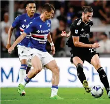  ?? ?? Adrien Rabiot della Juve controllat­o da due calciatori della Samp