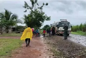  ?? BOMBEROS ?? Un grupo de bomberos evacuó a 100 familias de Los Chiles.