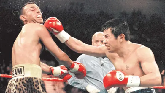  ?? ESPECIAL ?? Con una espectacul­ar pelea en el MSG, Marco Antonio Barrera (d) venció al inglés Naseem Hamed en 2001.