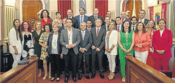  ??  ?? Foto de familia de los nuevos miembros de la Corporació­n Municipal del Ayuntamien­to de Badajoz, el sábado, tras el pleno de investidur­a.