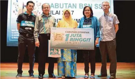  ??  ?? Mearia (dua dari kanan) bersama Anizah (tengah) pada majlis mengumumka­n pemenang bulanan cabutan ‘12 juta ringgit, 12 jutawan, 12 bulan’ BSN SSP, di Kuala Lumpur, kelmarin.