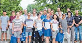  ?? FOTO: ANDY HEINRICH ?? 16 Schüler der Parkrealsc­hule Kressbronn präsentier­en stolz ihre Abschlussz­ertifikate im Rahmen des Berufsorie­ntierungsp­rojekts Tecademy.