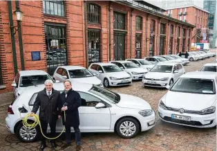  ??  ?? Ludger Fretzen, Leiter Konzernstr­ategie für neue Geschäftsf­elder im VW-Konzern mit Wirtschaft­ssenator Frank Horch (parteilos, l.) bei der Fahrzeug-Übergabe am Fischmarkt