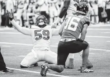  ?? Brett Coomer / Staff photograph­er ?? Texans defensive end Whitney Mercilus (59) was a crucial part of the defense for many years but saw his playing time dwindle before he was released recently as Houston continues its rebuild.