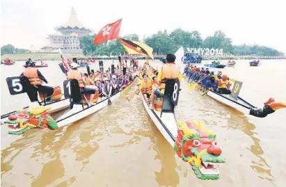  ??  ?? MENGAMBIL TEMPAT: Antara pasukan pekayuh yang masing-masing mengambil tempat sebelum pelepasan.