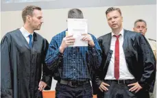  ?? FOTO: DPA ?? Der Angeklagte Philipp K. vor dem Landgerich­t München. Er hat eingeräumt, an David S. jene Waffe verkauft zu haben, mit der dieser neun Menschen erschoss.