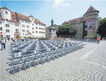  ?? FOTO: MARIJAN MURAT/DPA ?? „Grün-schwarz zerstört unseren Familienbe­trieb“und „Winfried Kretschman­n will mich auf die Straße setzen“steht auf den Plakaten, die an leeren Stühlen auf dem Stuttgarte­r Schillerpl­atz befestigt sind. Die Automatenb­ranche warnt mit der Aktion vor dem Verlust Tausender Arbeitsplä­tze.