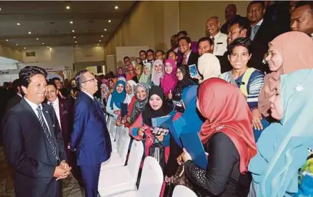  ?? [FOTO ROSELA ISMAIL/BH] ?? Ismail Sabri beramah mesra dengan penerima anugerah pada majlis Perkhidmat­an Cemerlang Kementeria­n Luar Bandar dan Wilayah di Serdang, semalam.