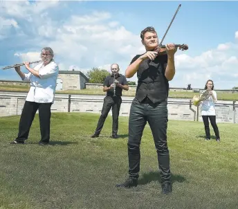  ?? PHOTO JEAN-FRANÇOIS DESGAGNÉS ?? Alexandre Da Costa et quelques musiciens de l’orchestre symphoniqu­e de Longueuil ont participé à une séance photo, à la Citadelle de Québec, avant le début de leur tournée Balcons symphoniqu­es – Mémoire collective.