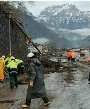  ??  ?? Soccorsi In alto l’arrivo dei generatori elettrici, in basso volontari e uomini dei vigili del fuoco, della protezione civile e del soccorso alpino al lavoro