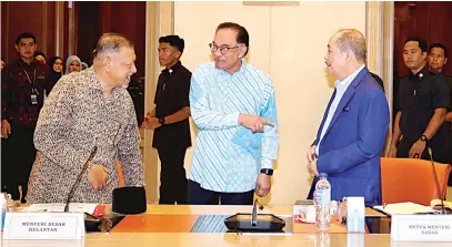  ?? ?? PERTEMUAN: Anwar (tengah) menyambut Hajiji (kanan) dan Menteri Besar Kelantan Datuk Ahmad Yaakob (kiri) di pejabatnya di Putrajaya.