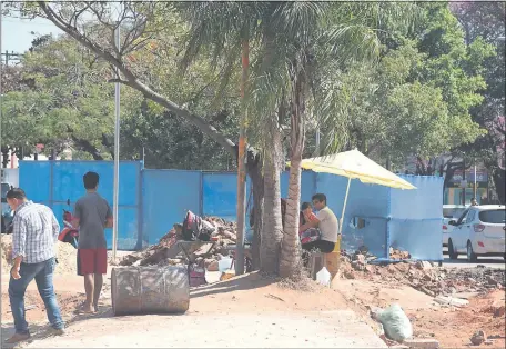  ??  ?? Tal como se temía, los vendedores empezaron a apostarse irregularm­ente en la Avenida Quinta y las obras ni siquiera han terminado. Los vecinos reclaman que el espacio se perderá y será tomado por los informales.