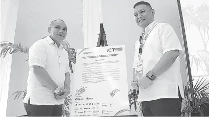  ?? / ALLAN DEFENSOR ?? ■ KatalaGMaN: Mga pangu sa Disaster Risk Reduction and Management Office sa lalawigan sa Sugbo nga si Baltazar Tribunalo ug Nagial Banacia sa dakbayan sa Sugbo mipirma og "commitment" atol sa ICT Disaster Response Conference nga gipahigayo­n sa...