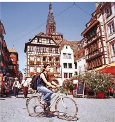  ?? FOTO: RAINER UNKEL ?? Ist die Feinstaube­lastung in Straßburg zu hoch, müssen Einwohner notfalls auf ihr Fahrrad umsteigen.