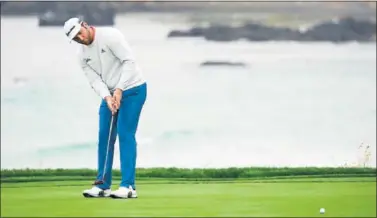  ??  ?? JUEGO CORTO. Jon Rahm, en uno de los greenes de Pebble Beach durante la primera vuelta del US Open.