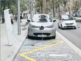  ?? INMA SAINZ DE BARANDA / ARCHIVO ?? Un coche recarga en un punto público de la Diagonal de Barcelona