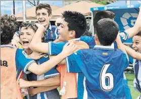  ?? FOTO: LALIGAPROM­ISES ?? Los jugadores pericos celebraron el título por todo lo alto sobre el césped