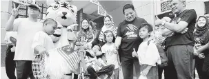  ?? — Gambar Bernama ?? BERAMAH MESRA: Adnan beramah mesra bersama kanak-kanak Orang Kurang Upaya (OKU) selepas pelepasan Larian Ceria OKU sempena pelancaran Bulan Kebajikan Negara 2017 Peringkat Wilayah Persekutua­n di Putrajaya, semalam.