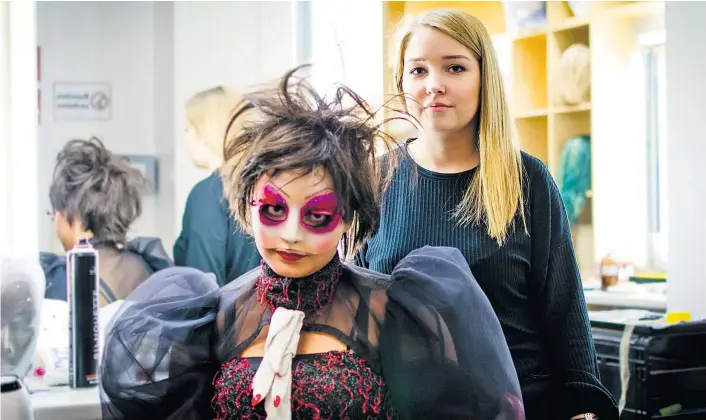  ??  ?? Alina Gundacker ist im ersten Jahr ihrer Lehre zur Maskenbild­nerin am Theater in der Josefstadt. Sie ist einer von sechs Lehrlingen in diesem erst seit 2017 möglichen Lehrberuf. Weitere ungewöhnli­che Lehrberufe gibt es unter derStandar­d.at/Lehre.