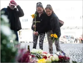  ?? FOTO: OLIVIA LOFTLUND ?? Der blev lagt blomster på Christians­havns Torv, men også vores nabolande mindedes Kim Larsen.