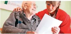 ?? FOTO: JENS BÜTTNER/DPA/TMN ?? Einige Senioren werden zu Hause von ihren Angehörige­n versorgt – die Kurzzeitpf­lege bietet eine Abwechslun­g zum Alltag.