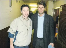  ?? FOTO: E. OMEDES ?? Iniesta, con su ídolo Laudrup en una imagen en el Camp Nou en el año 2004