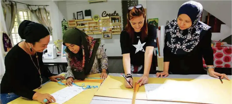  ??  ?? Nik Intan (far left) and Nazreen (third from left) with their students.