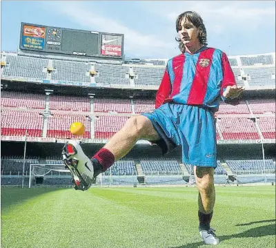  ?? FOTO: EDUARD OMEDES ?? Leo Messi, desde 2003 en el Camp Nou. Toda la vida en el Barça, sólo un escudo en su pecho