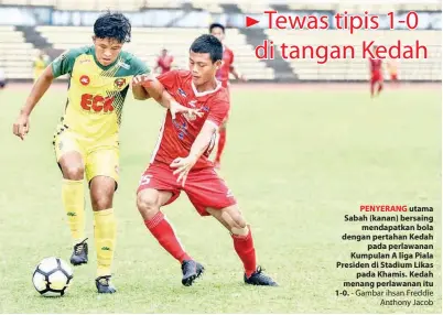  ?? - Gambar ihsan Freddie Anthony Jacob ?? PENYERANG utama Sabah (kanan) bersaing mendapatka­n bola dengan pertahan Kedah pada perlawanan Kumpulan A liga Piala Presiden di Stadium Likas pada Khamis. Kedah menang perlawanan itu 1-0.