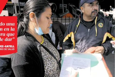  ?? /ERNESTO MUÑOZ ?? Familiares de pacientes del Hospital General de la Ciudad de México muestran los nuevos costos