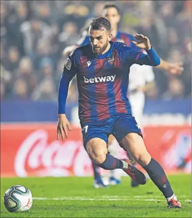  ??  ?? Borja Mayoral conduce un balón en un encuentro de la temporada pasada con el Levante.