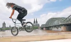 ?? FOTO: STEPHAN EPPINGER ?? BMX-Profi Markus Reuss aus Wuppertal zeigt seine Tricks am Deutzer Rheinufer vor dem Hyatt-Hotel.
