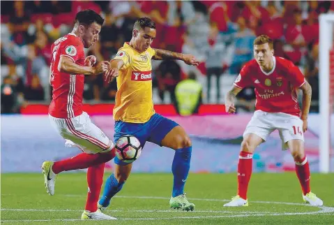  ??  ?? Bruno Gomes bisou no empate a três golos registado no Estádio da Luz, mas não conseguiu impor-se no onze