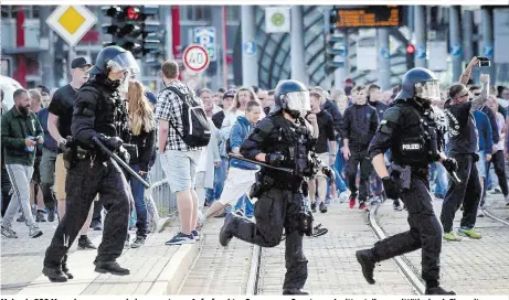  ??  ?? Mehr als 800 Menschen zogen nach dem spontanen Aufruf rechter Gruppen am Sonntagnac­hmittag teils gewalttäti­g durch Chemnitz