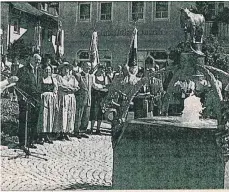  ?? FOTO: HARTMANN/ GEMEINDEAR­CHIV ?? Ein Archivbild zeigt die Einweihung des Brunnens vor dem Rathaus in Eisenharz vor 20 Jahren.