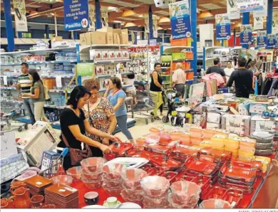  ?? RAFAEL GONZÁLEZ PEÑA ?? Varias personas en un Carrefour.