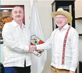  ?? ?? El Gobernador Carlos Merino recibió al embajador de los Estados Unidos en México, Ken Salazar, en Palacio de Gobierno.