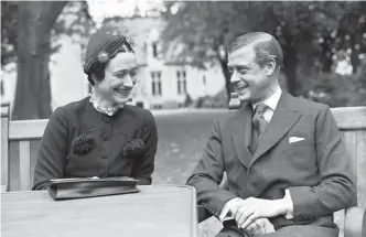  ?? AP/NTB SCANPIX ?? Kong Edvard VIII abdiserte i 1936. Han gav opp tronen etter bare 326 dager for å kunne gifte seg med Wallis Simpson, en to ganger skilt amerikansk kvinne. Her er det to avbildet som forlovet i mai 1937.