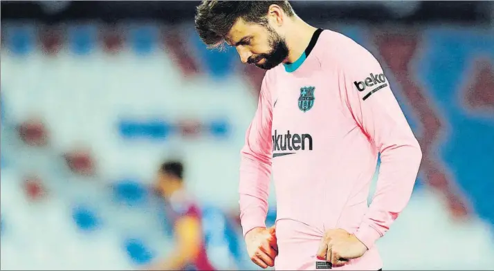  ?? FOTO: EFE ?? Gerard Piqué, imagen de la impotencia
El central azulgrana no pudo evitar el tercer gol del Levante al anticipars­e Sergio León en el remate con el exterior del pie derecho en el área pequeña