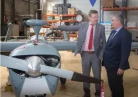  ?? FOTO MALEK AZOUG ?? Beide ministers bij de B-Hunter, een drone voor militair gebruik.