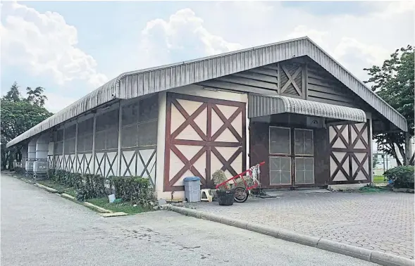  ?? SIANGSAW LERTRATANA­CHAI ?? Stables at the Horse Lover’s Club in Pathum Thani are now fully covered with net.