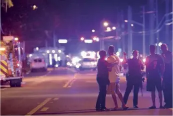  ??  ?? La police d’Orlando, la nuit du drame, sécurise le périmètre autour du Pulse, alors que le tireur est toujours à l’intérieur.