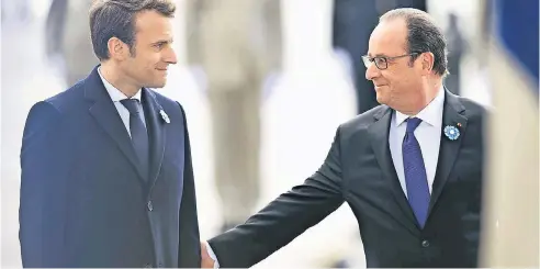  ?? FOTO: ACTION PRESS ?? Frankreich­s neuer Präsident Emmanuel Macron traf gestern in Paris mit dem scheidende­n Amtsinhabe­r François Hollande zusammen.