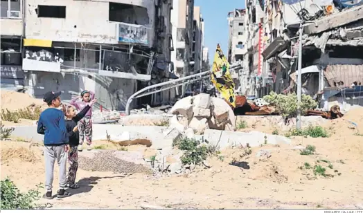  ?? MOHAMED HAJJAR / EFE ?? Varios niños ayer en la derruida ciudad de Gaza.